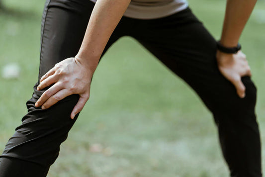 Kniearthrose verstehen: Wie es sich im Knie anfühlt und wie man es in den Griff bekommt